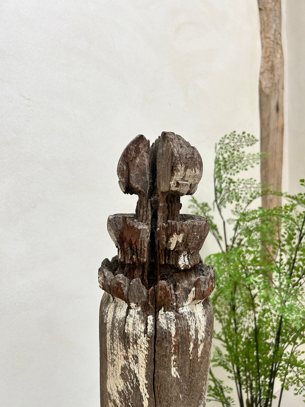 Antique rustic balustrade on stand | Putri