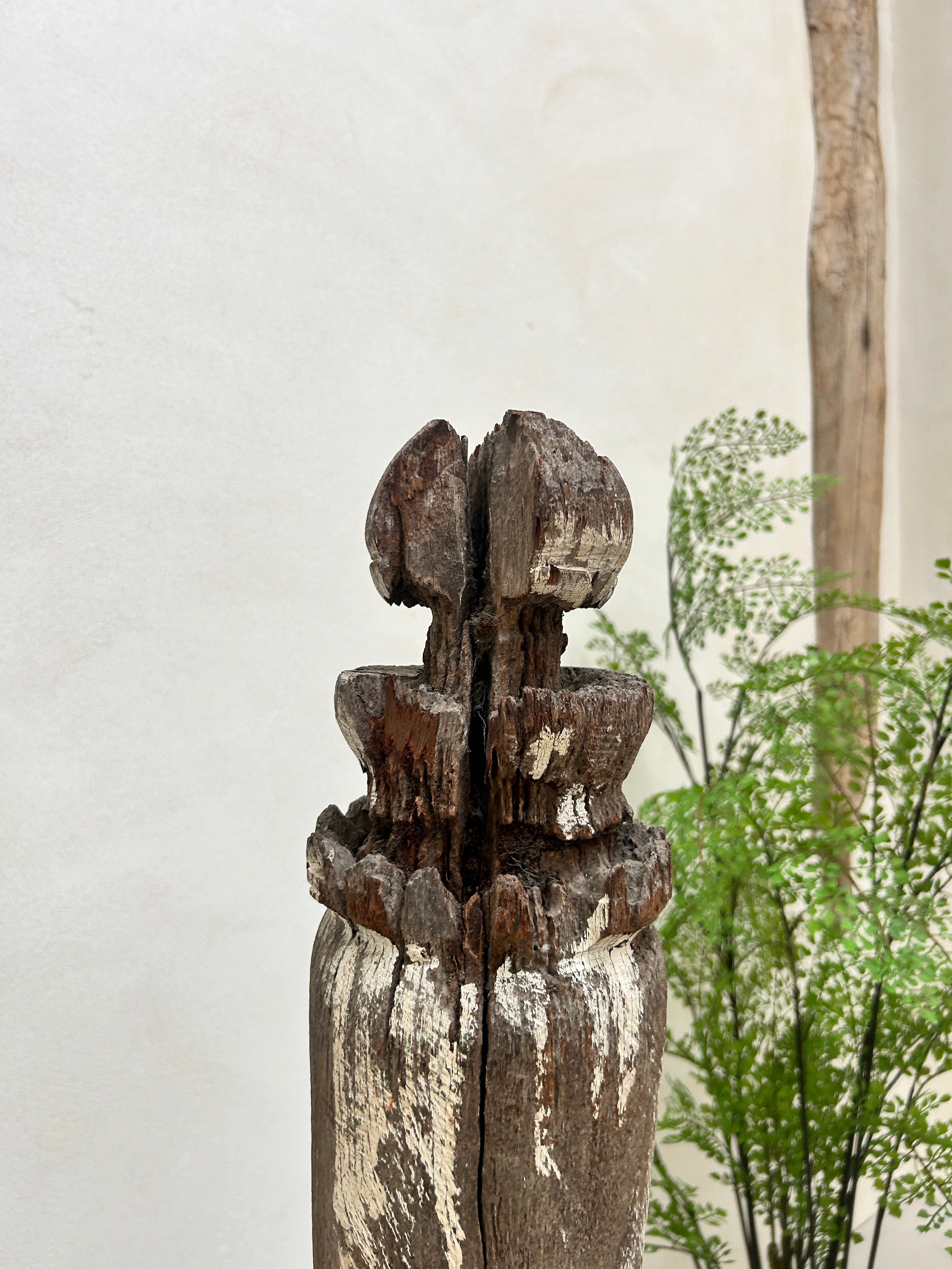 Antique rustic balustrade on stand | Putri
