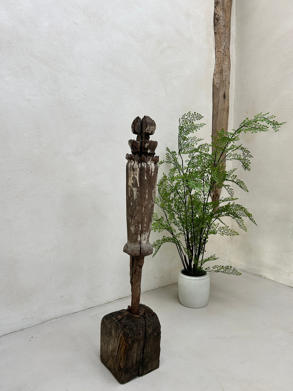 Antique rustic balustrade on stand | Putri