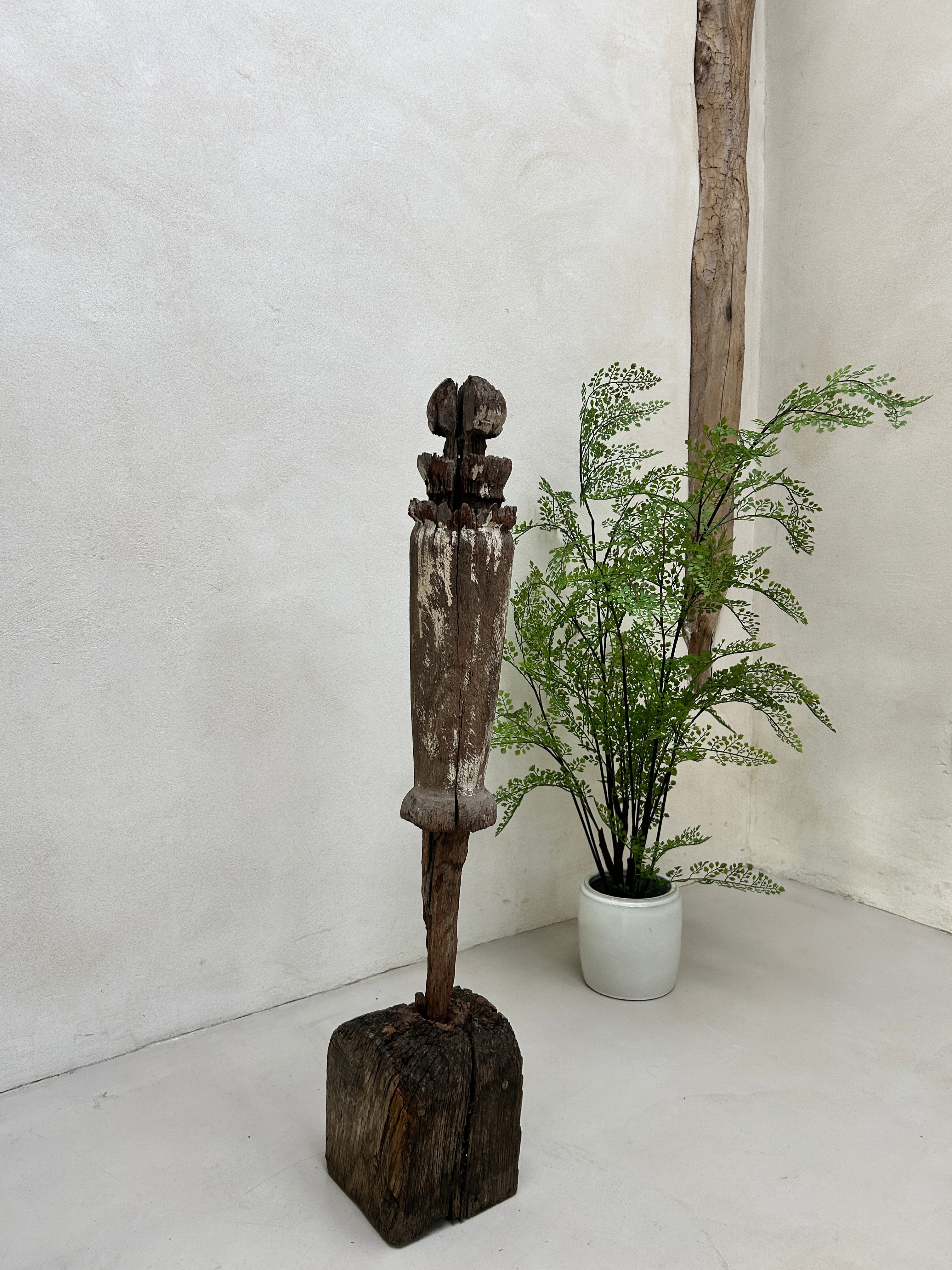 Antique rustic balustrade on stand | Putri